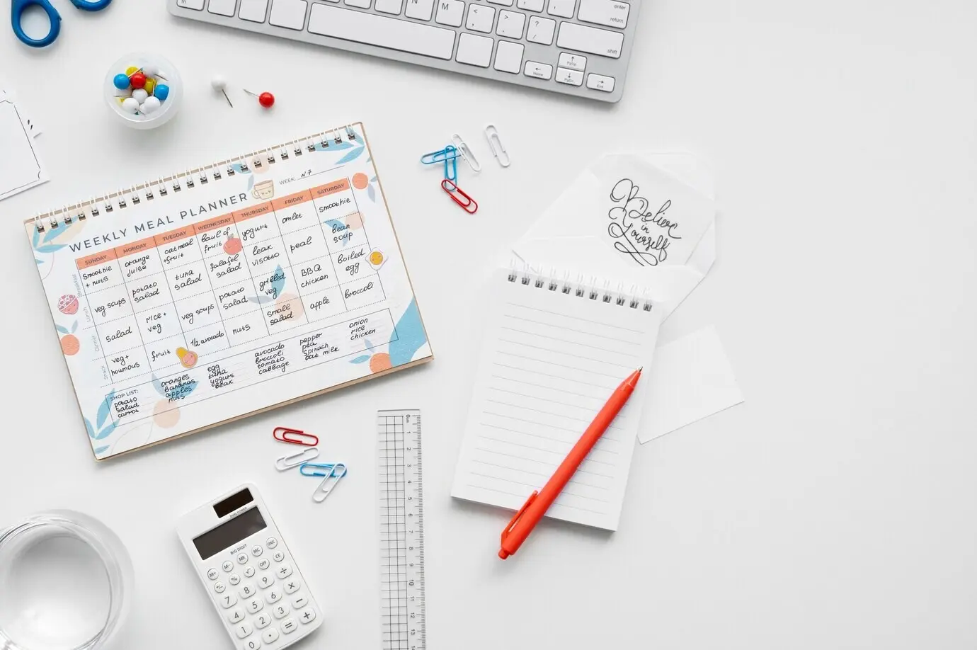 Натюрморт с разноцветным и перегруженным буллет-журналом.