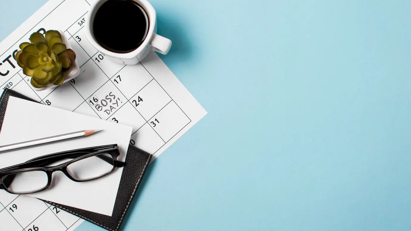 Вид сверху на композицию ко Дню босса на синем фоне с местом для текста.