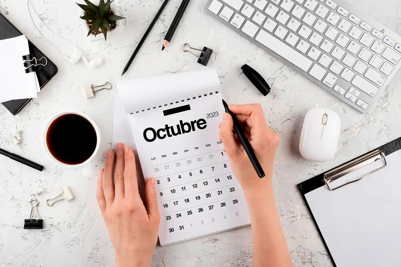 Вид сверху на руки, пишущие карандашом.